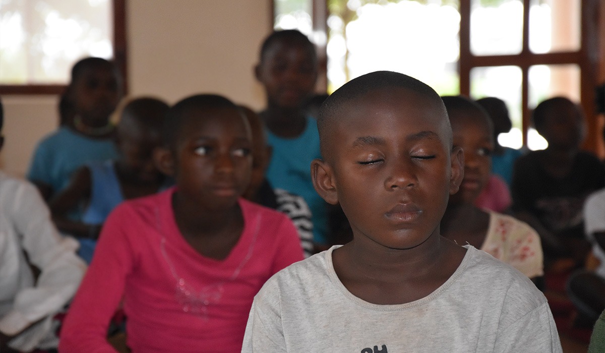 Children Learn to Practice Meditation